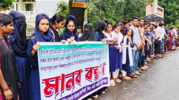 পাইকগাছায় স্কুল সভাপতির পদত্যা-গের দাবীতে মানববন্ধন ও বিক্ষো-ভ সমাবেশ অনুষ্ঠিত