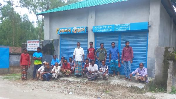 তেঁতুলিয়ায় কেশব ট্রেডার্স সার গোডা-উনের সামনে কৃষকদের বিক্ষো-ভ