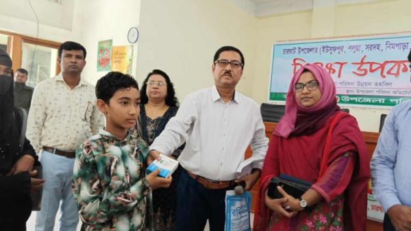 চারঘাটে শিক্ষা উপকরণ বিতরণ