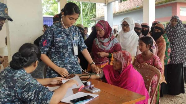 দূর্গম দ্বীপাঞ্চলে দি-নব্যাপী স্বাস্থ্যসেবা ও ওষুধ বি-তরণ নৌবাহিনীর