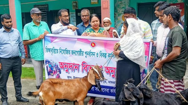 শ্রীপুরে ভি-ক্ষাবৃত্তিতে নিয়োজিত জনগোষ্ঠীর পূ-র্নবাসন ও বিকল্প কর্মসংস্থান কর্মসূচির আওতায় অনুদান বিতরণ 