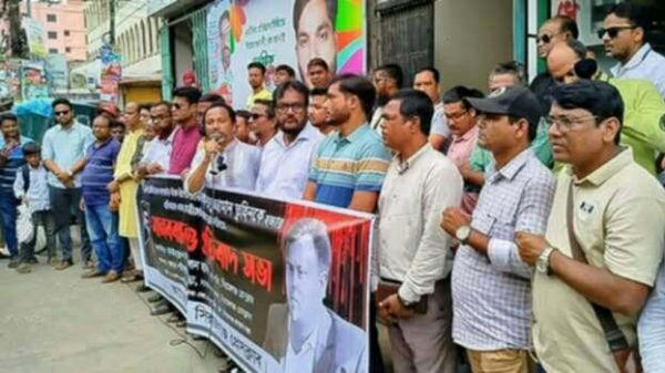 সাংবাদিক তুহিন হ-ত্যার প্র-তিবাদে সিরাজগঞ্জে মান-ববন্ধন