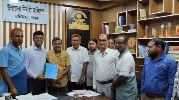 চাটমোহরে ইউএনও’র মাধ্যমে সড়ক উপদেষ্টা সমীপে স্মা-রকলিপি