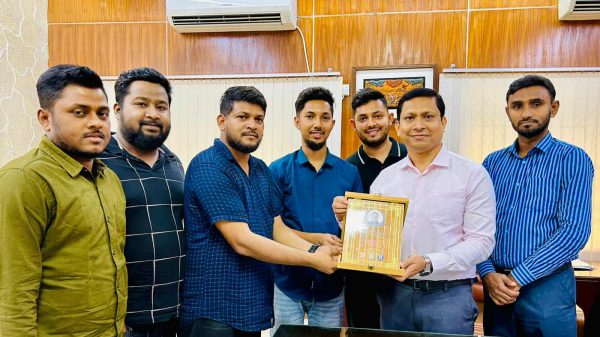 কুমিল্লা স্টেডিয়াম ফুডকোর্ট অ্যাসোসিয়েশনের পক্ষ থেকে অ-তিরিক্ত জেলা প্রশাসক’কে সম্মাননা প্রদান