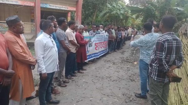 বাবুগঞ্জের জাহাঙ্গীরনগর ইউনিয়নের আ-ঞ্চলিক সড়ক,পাকা করার দা-বিতে মা-নববন্ধন
