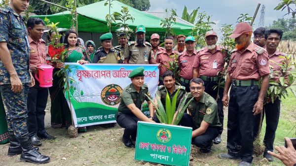 পাবনায় আনসার ভিডিপি’র বৃক্ষরোপণ কর্মসূচির উদ্বোধন: পরিবেশ সু-রক্ষায় অনন্য দৃ-ষ্টান্ত
