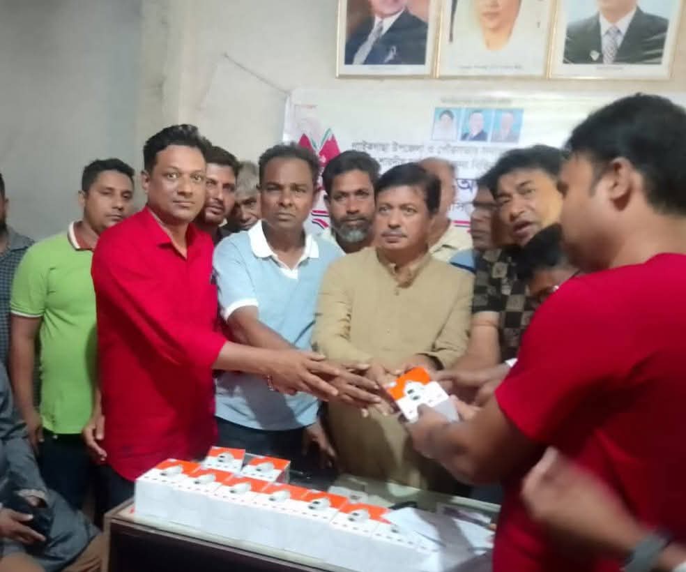 পাইকগাছায় বিভিন্ন পূজামন্ডপে বিএনপির পক্ষ থেকে সিসি ক্যামেরার প্রদান