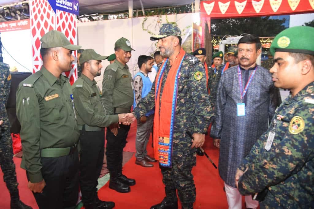 শারদীয় দুর্গাপূজার নিরা-পত্তায় সর্বোচ্চ সতর্কতা: উত্তরা মন্দিরে আনসার-ভিডিপি মহাপরিচালকের পরিদর্শন