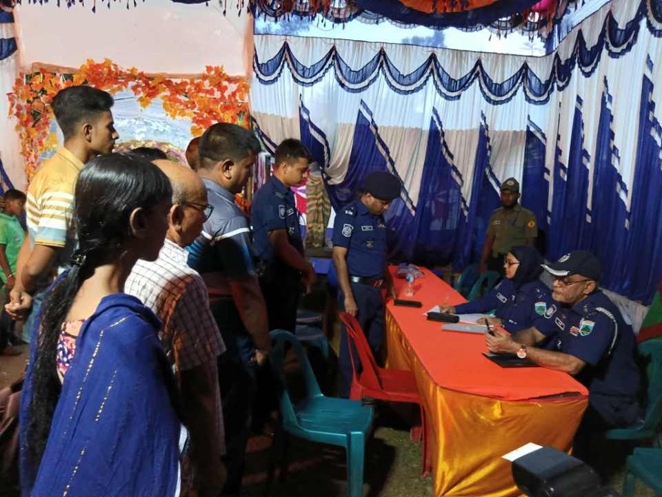 চারঘাটে বিভিন্ন পূজা মন্দির পরিদ-র্শন করেন পুলিশ সুপার