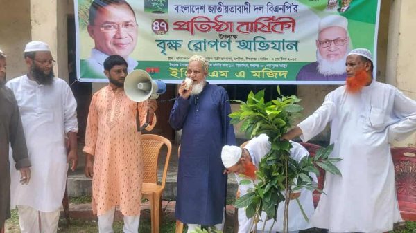 ঈশ্বরগঞ্জে প্রতিষ্ঠা বার্ষিকীতে বিএনপি নেতা ইন্জিঃ এম এ মজিদ এর বৃক্ষরোপণ ক-র্মসূচি