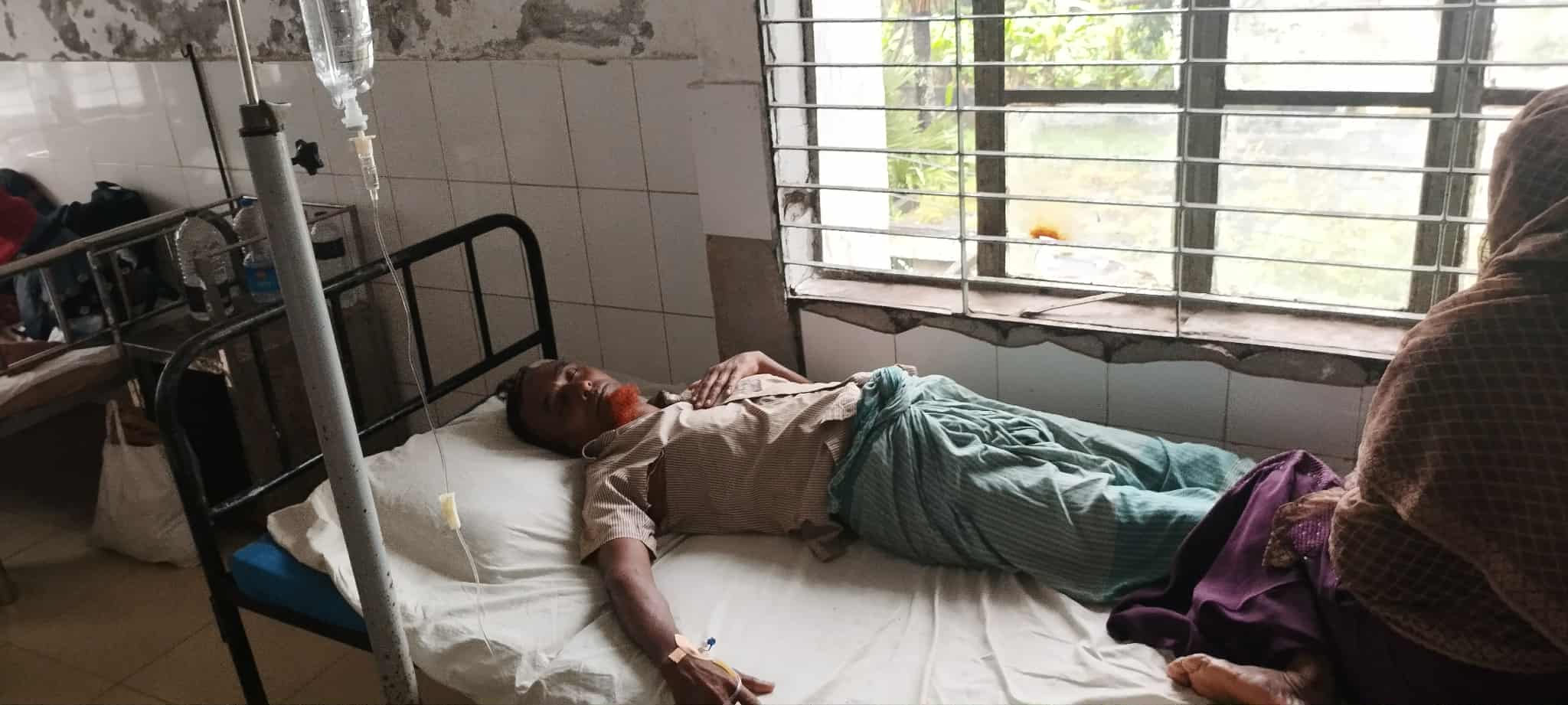 মোরেলগঞ্জে ছোট ভাইয়ের হা-মলায় বড় ভাই গুরু-তর আ-হত, হাসপাতালে ভ-র্তি