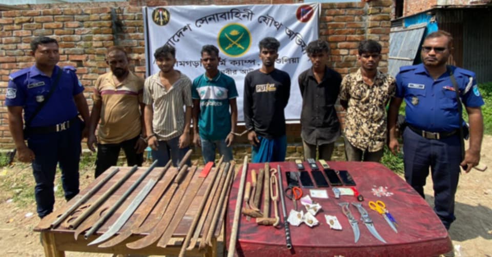 আশুলিয়ায় কু-খ্যাত কিশোর গ্য-াং লি-ডার ইয়ার হোসেন ও সোনা মিয়াসহ ৬ জনকে আ-টক