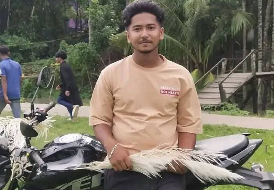 নেছারাবাদে  সড়কের গাছ কা-টার রশিতে ফাস লেগে চলন্ত মটর সাইকেল আরোহীর মৃ-ত্যু