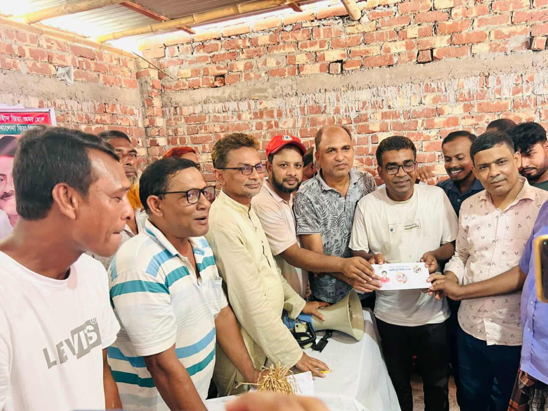 নলডাঙ্গায় ৫৭ টি পূজা মন্ডপে বিএনপির আর্থিক অনু-দান প্রদান