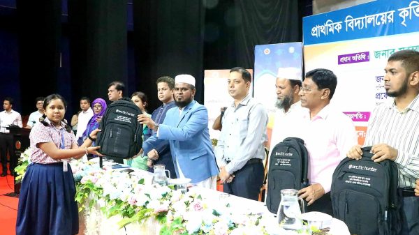 গোপালগঞ্জে প্রাথমিকের কৃতি শিক্ষার্থীদের সংবর্ধনা ও শিক্ষা উপকরণ বি-তরণ