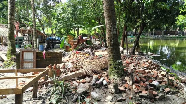 ৫০ বছর পর বেদ-খলে থাকা ৪ একর জমি বুঝে পেল কোটালীপাড়া থানা পুলিশ 