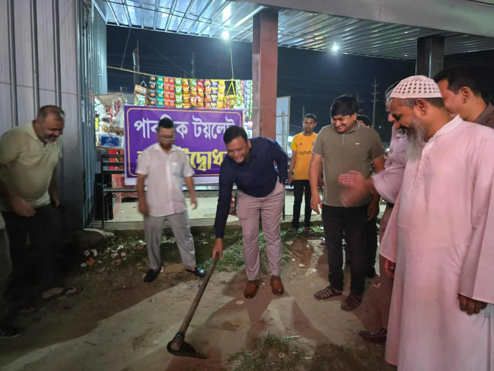 ভালুকাবাসীর দীর্ঘদিনের দাবী পুরণে পাবলিক শৌ-চাগার নির্মাণ কাজের উ-দ্বোধন করলেন ইউএনও