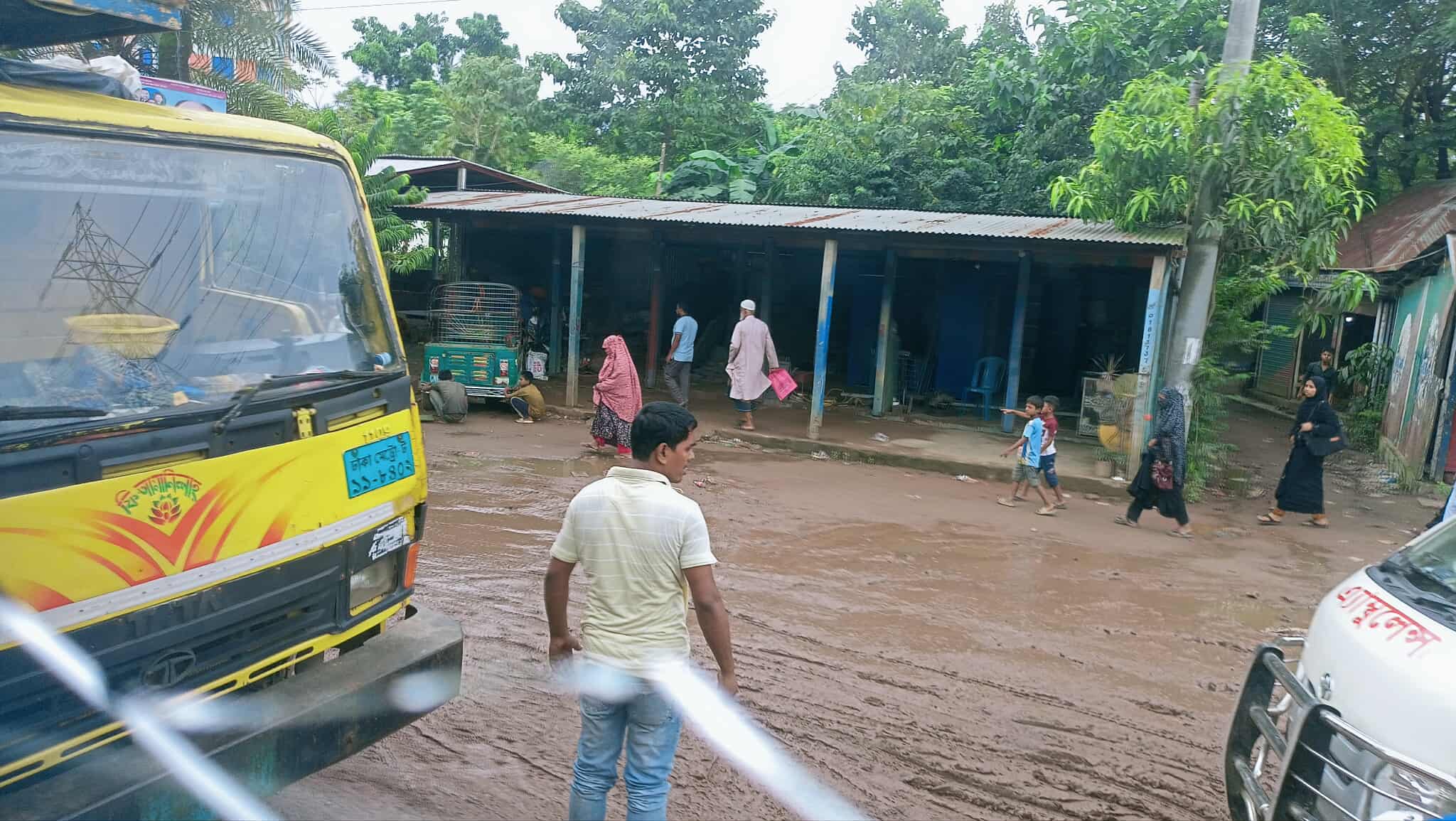 কুমিল্লার কংস-নগরে মা-লবাহী ট্রাক বিকলে হা-জারো মানুষের ভো-গান্তি 