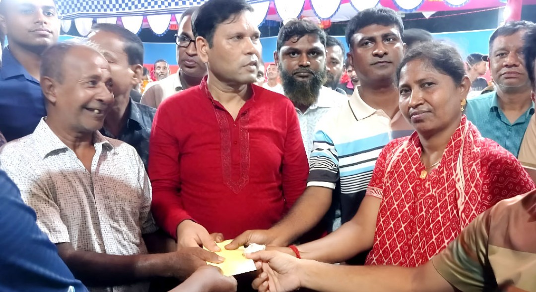 পাবনা-২ আসনের বিএনপির মনোনয়ন প্র-ত্যাশী সাজ্জাদের বিভিন্ন পূজামন্ডপ প-রিদর্শন ও আ-র্থিক অনুদান প্রদান