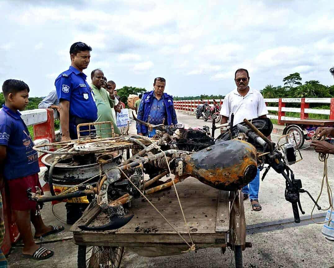 কোটালীপাড়ায় ব্যবসায়ীকে মা-রধর ও মোটরসাইকেল পোড়া-নোর অভি-যোগ  ক্লিনটন বিশ্বাস নামের এক ছাত্রদল নেতার বিরু-দ্ধে