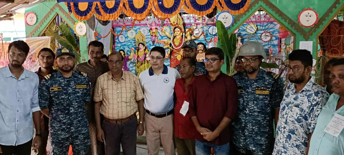 শান্তিপূর্ণ পূজা উদযাপনে পূজামণ্ডপ পরিদর্শন করলেন নৌবাহিনীর অ-ধিনায়ক