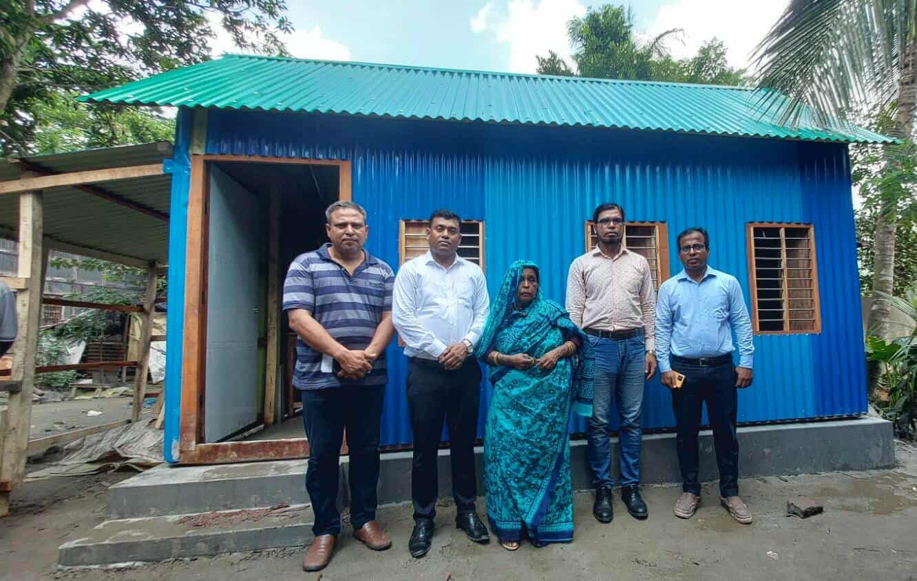 কোটালীপাড়ায় ইউএনওর দেওয়া রঙিন ঘরে অসহায় সোনাবানের মুখে সুখের হাসি