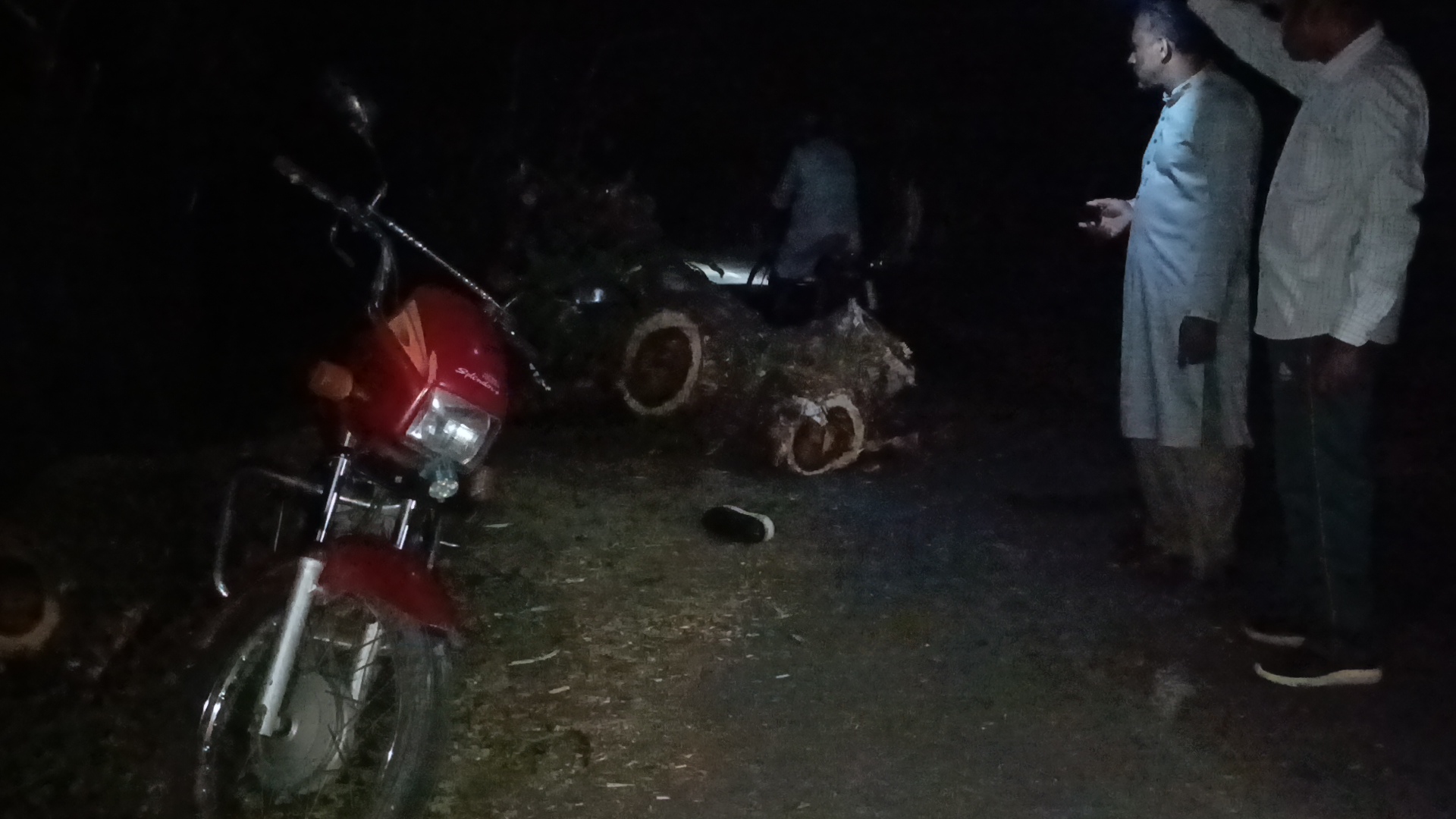 নেছারাবাদে স-ড়ক দু-র্ঘটনায় তিনজন গুরুতর আহ-ত