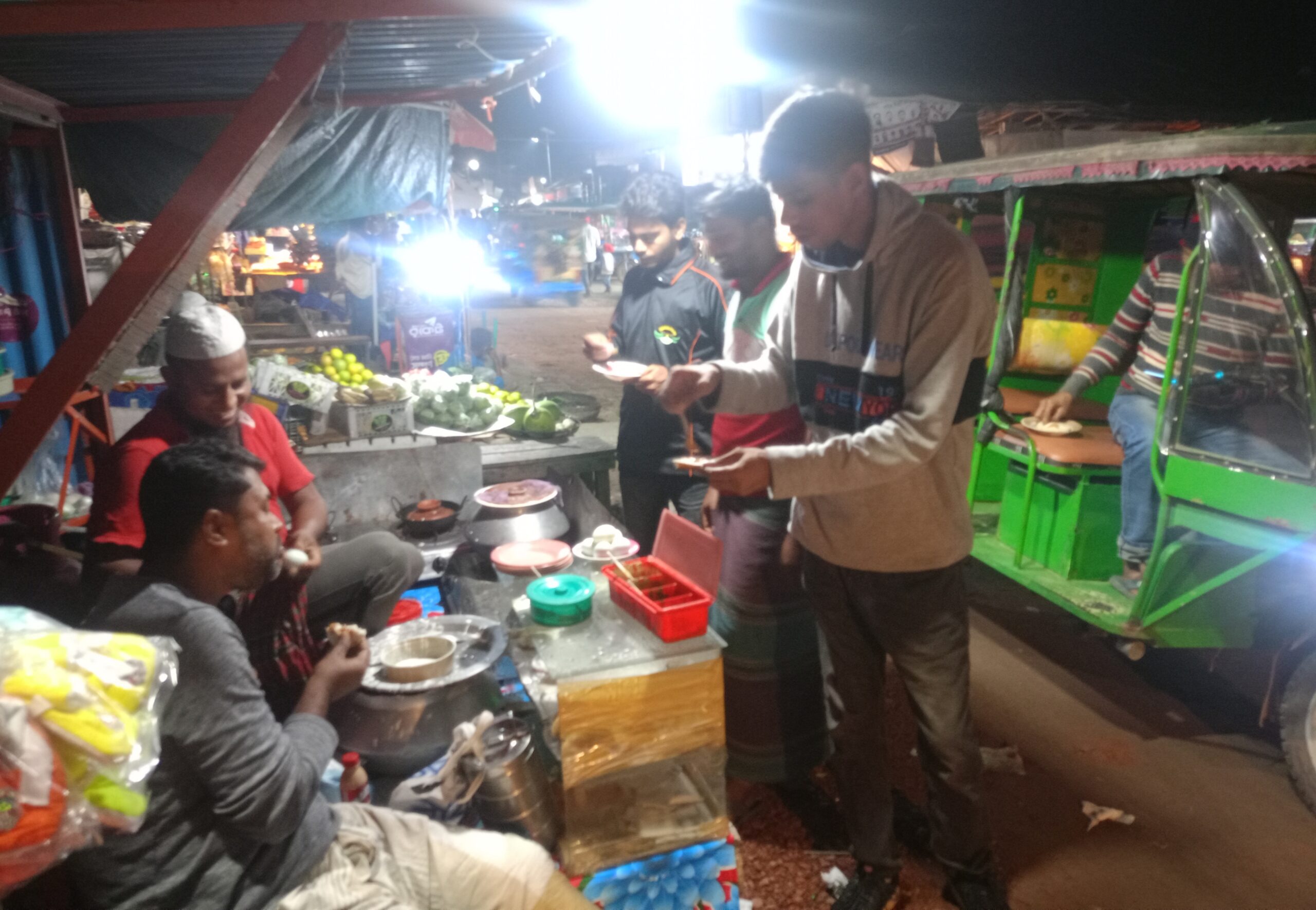 শীতের সা-নিধ্যে বানারীপাড়ায় পিঠার দোকানে ভী-ড়