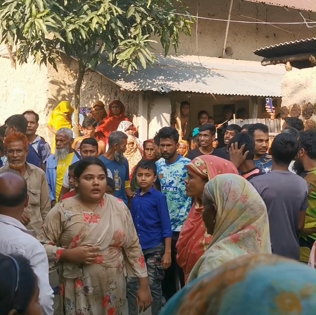 ক্ষেতলালের বড়তারা গ্রামের কু-খ্যাত আশরাফ ডা-কাতের বাড়িতে পুলিশি অ-ভিযান