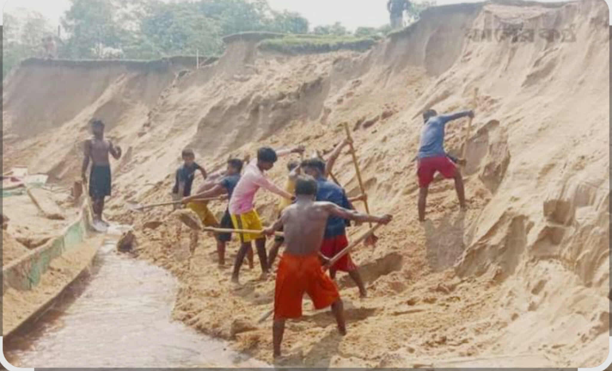 ‎সুনামগঞ্জ জাদুকা-টা নদীতে পাড়কেটে বালু উত্তোলন করে কৃত্রিম নদী বানাচ্ছে জামাই শশুর ‎