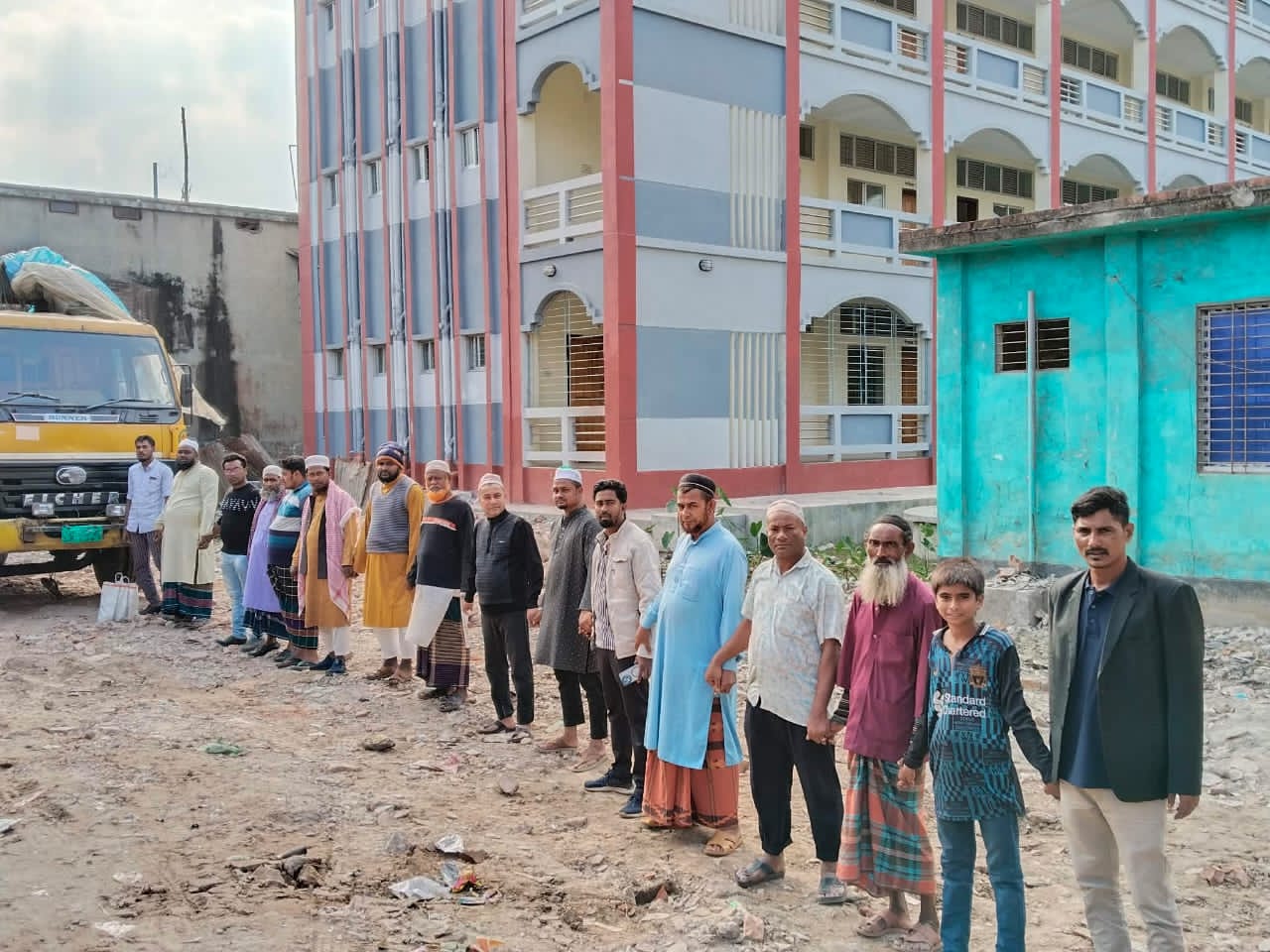 পাইকগাছায় কোটিপতির ভবন রক্ষায় সড়ক সরলীকরণ না হয়ে হচ্ছে বাঁ-কা: নকশা পরিবর্তন ও মা-দ্রাসা র-ক্ষার দাবিতে মা-নববন্ধন