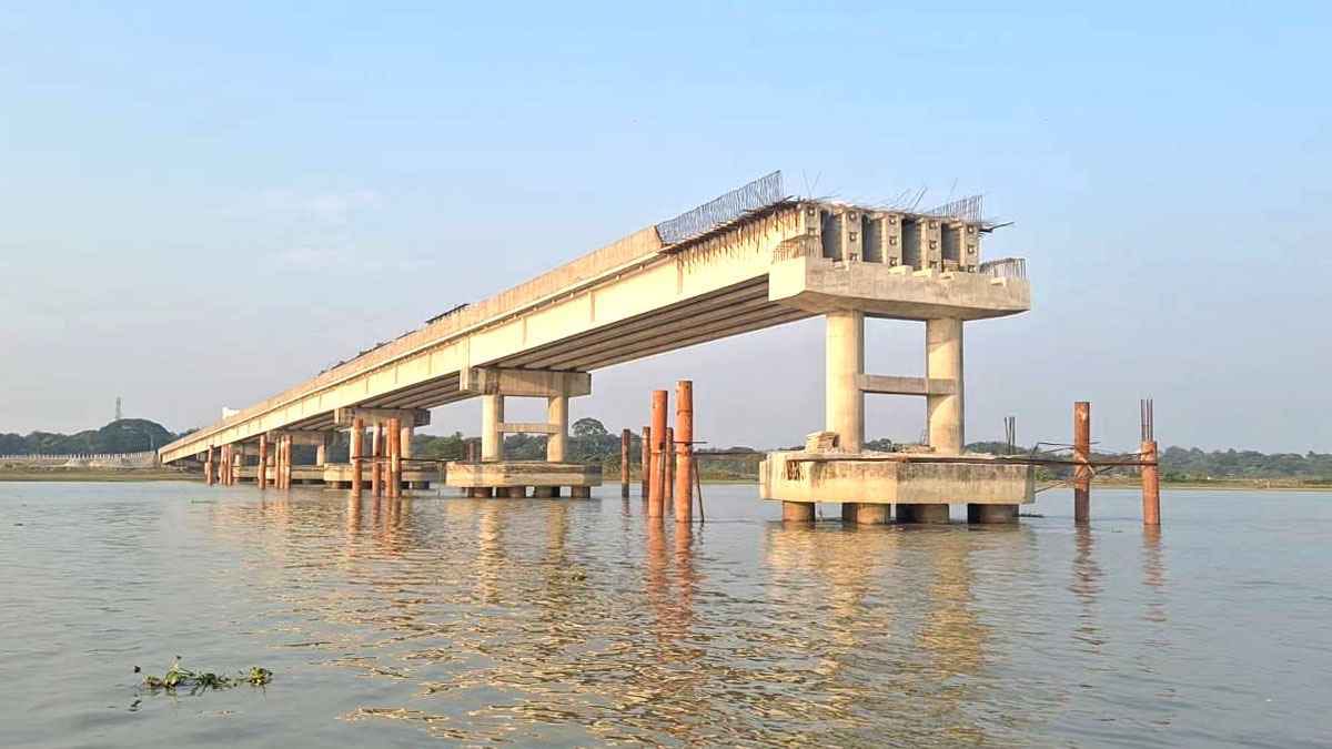 নড়াইলের নবগঙ্গা নদীর বারইপাড়া সেতুর কাজ ৮ বছরেও শে-ষ হয়নি