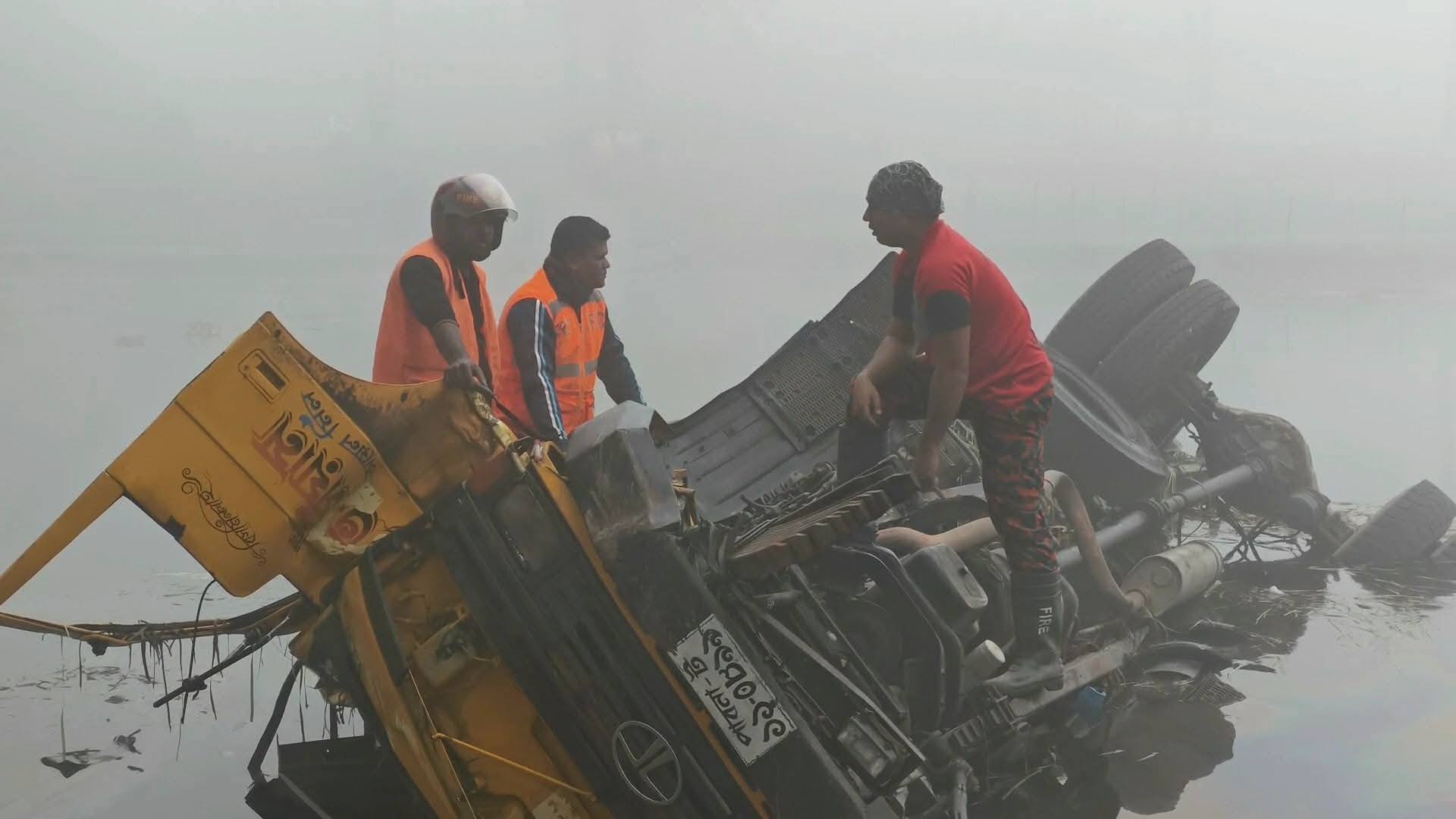 ঝিনাইদহে ঘন কুয়াশার কারণে ট্রাক নিয়ন্ত্রণ হারিয়ে নদীতে হেলপার ও ড্রাইভার নিহ/ত