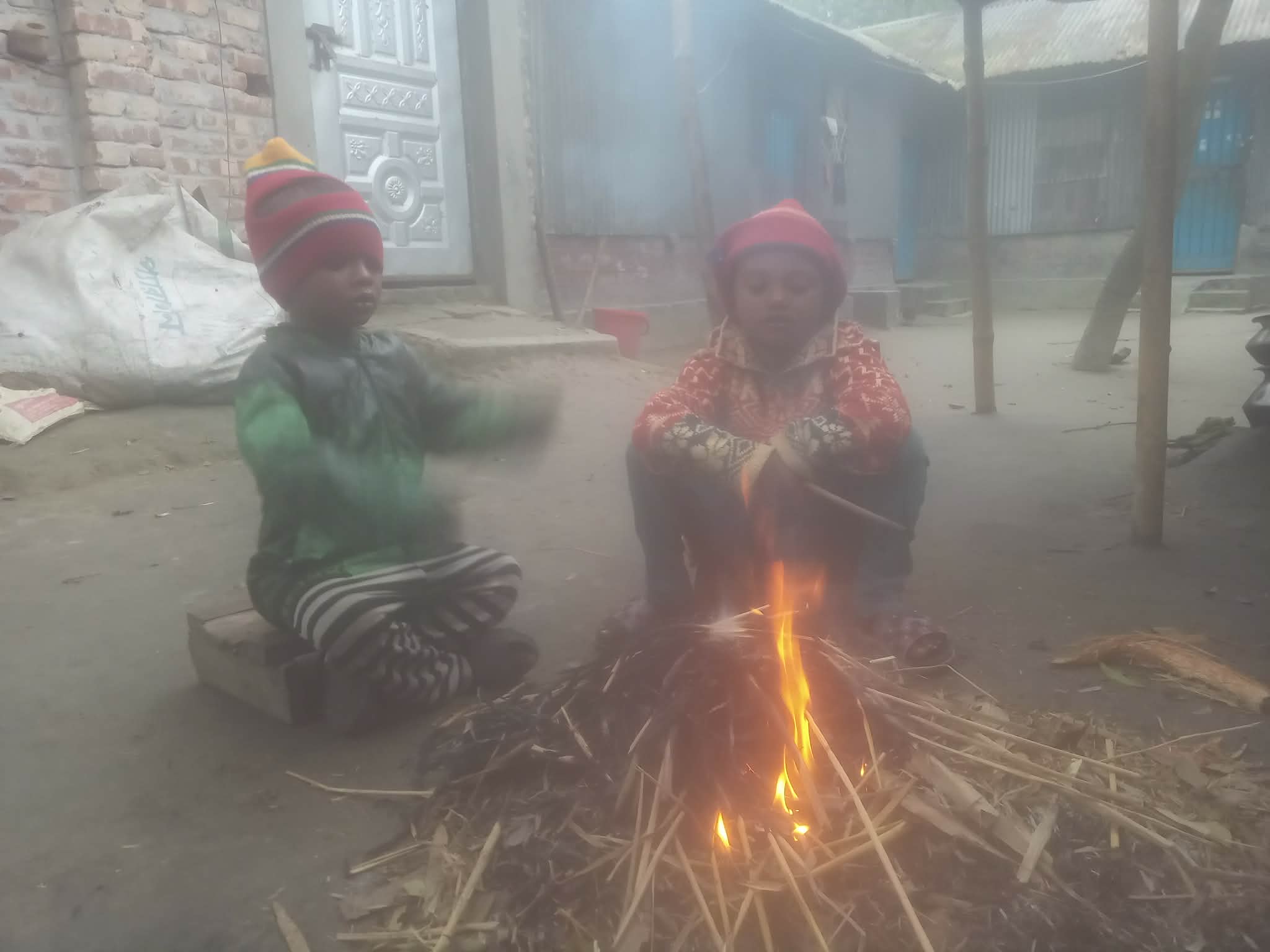 সুন্দরগঞ্জে প্রচণ্ড শীতে জনজীবন বি/পর্যস্ত।। সরকারি  বরাদ্দ অ/প্রতুল্য