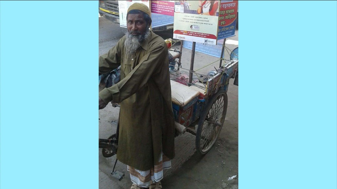 নামাজ আদায় করতে গিয়ে রিক্সা হা-রালেন গাদু ভাই