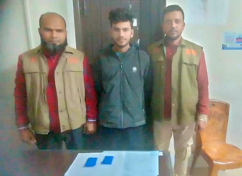 গোপালগঞ্জে ৪০০ পিস ই-য়াবা সহ সজল মোল্লা নামের এক ইয়াবা ব্যবসায়ীকে গ্রে-প্তার করেছে ডিবি পুলিশ