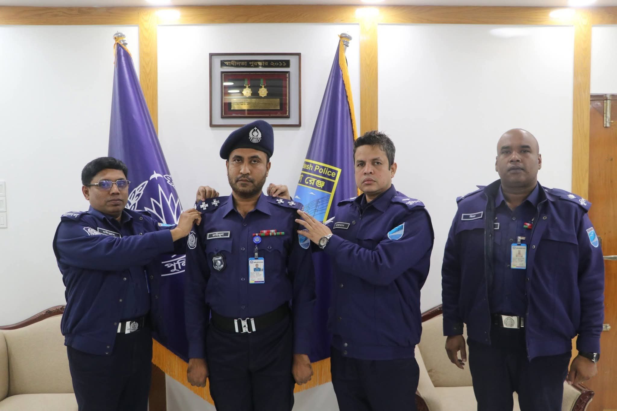 গোপালগঞ্জে পুলিশ সদস্যদের র‍্যাঙ্ক ব্যাচ পরিয়ে দিলেন পুলিশ সুপার মোঃ হাবীবুল্লাহ