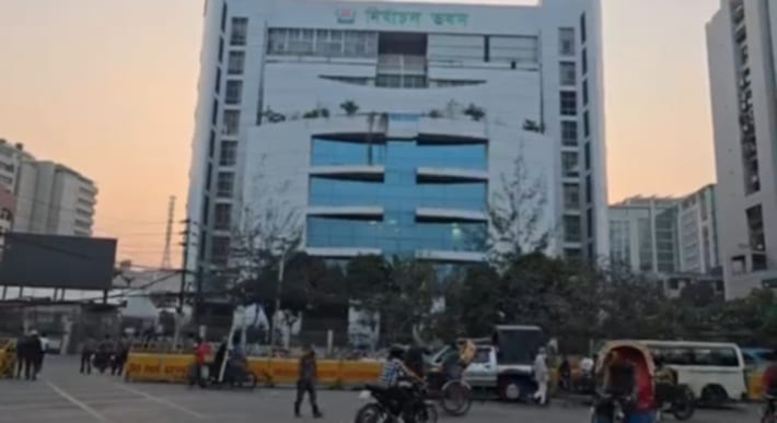 জাতীয় সংসদ নির্বাচনে পর্যবেক্ষণ কার্ড না পেয়ে সাংবাদিকদের ক্ষো-ভ প্রকাশ