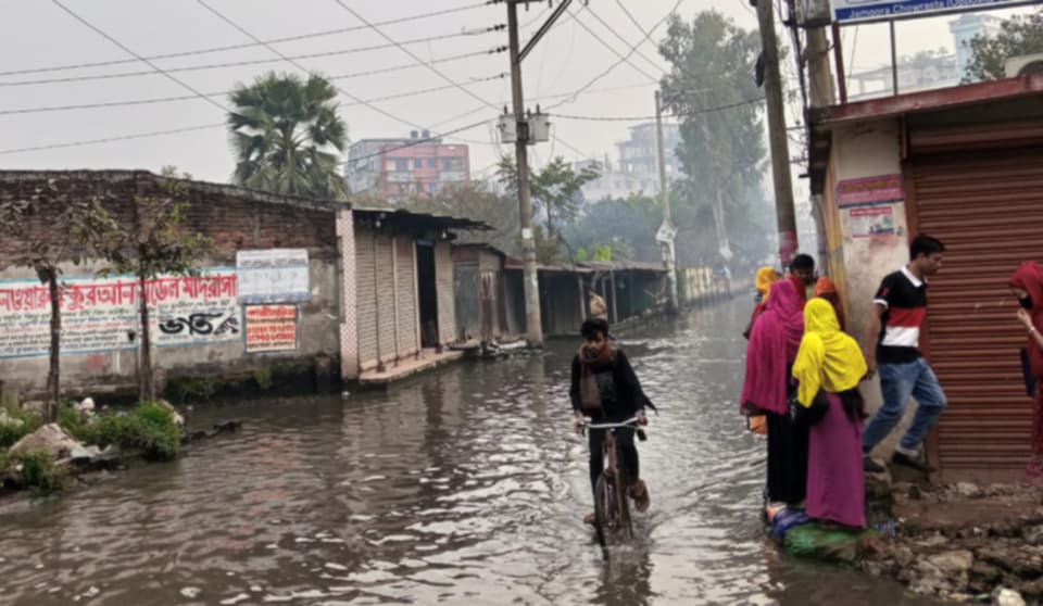 আশুলিয়ার জামগড়ায় বৃষ্টি ছাড়াই জলাবদ্ধতা,পানির নিচে রাস্তা- জনগণের চরম ভো-গান্তি