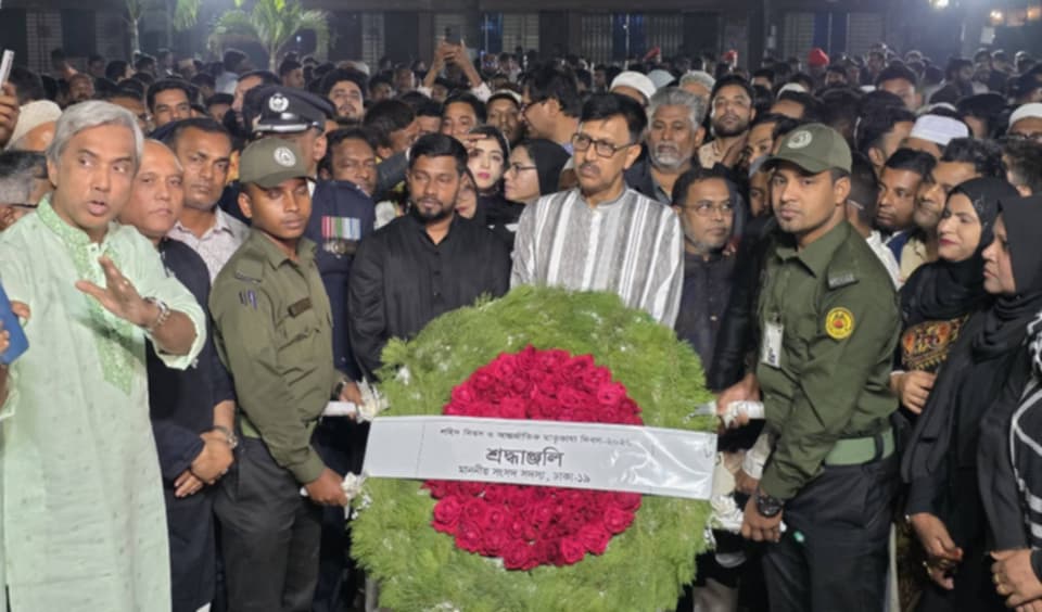 ঢাকা-১৯ এর এমপি সালাউদ্দিন বাবু অমর একুশের প্রথম প্রহরে ভাষা শহী/দদের প্রতি শ্রদ্ধা নিবেদন